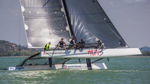 HUN3Bogi-Katamaran-Keszthely-2019aprilis22-Kekszalag-Sailing-CsodalatosBalaton-Hajozashu