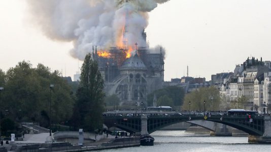 Lángokban áll a Notre-Dame Székesegyház Párizsban