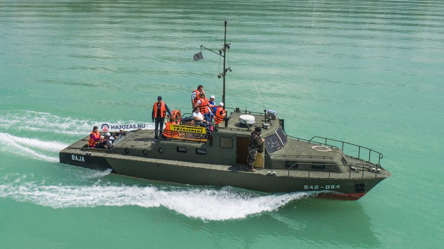 Balatonon teljesít szolgálatot mai naptól a Baja tűzszerész járőrhajó