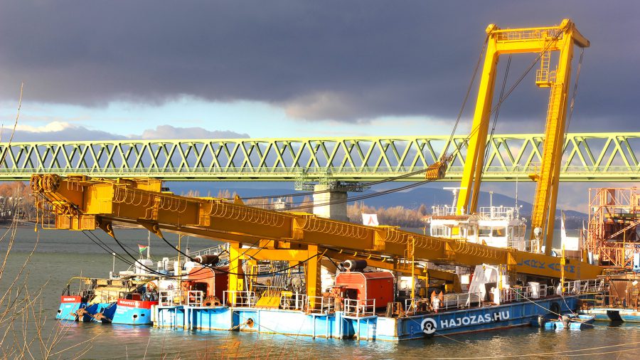 A 200 tonna emelésére képes Clark Ádám úszódaru fogja kiemelni a Hableányt