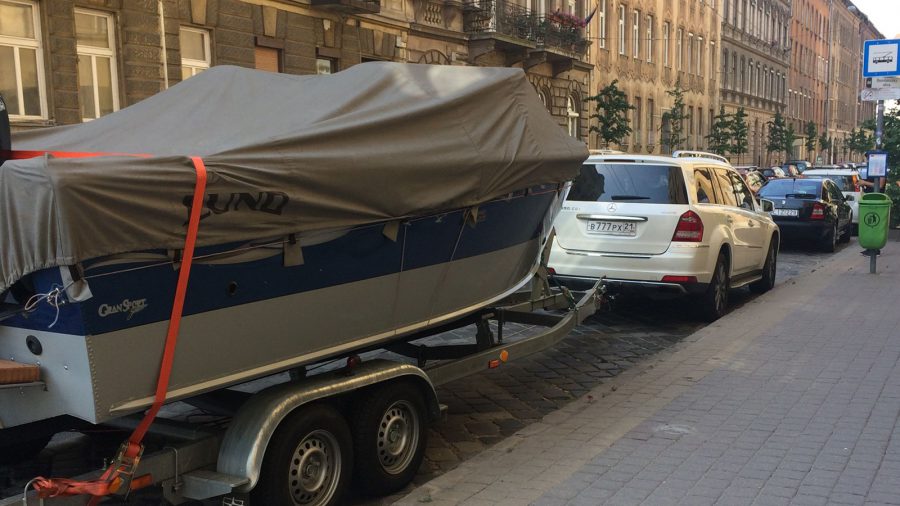 Hajóval parkolt trolibusz megállóba Budapesten egy orosz rendszámos Mercedes