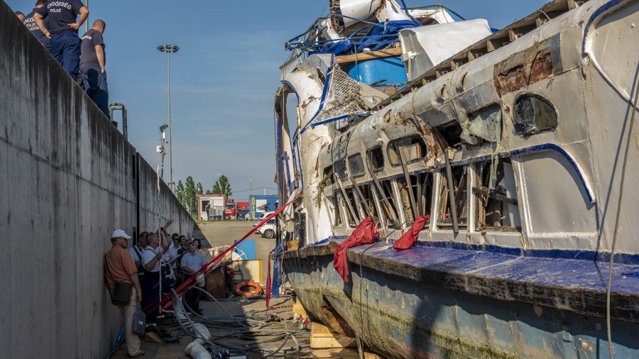 A rendőrség 26 órán át vizsgálta a Hableány hajóroncsát (FOTÓK)