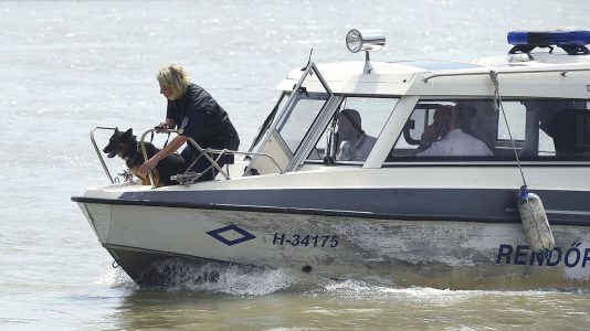 Három holttestet rendőrkutyák találtak meg, 15 hajóval folyik a kutatás