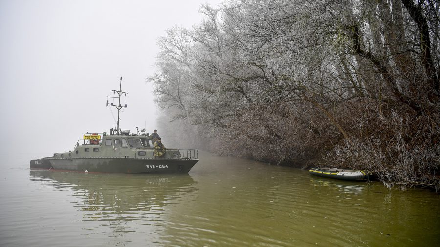 Honvédségi járőrhajó áll szolgálatba a Tiszán az illegális bevándorlás miatt