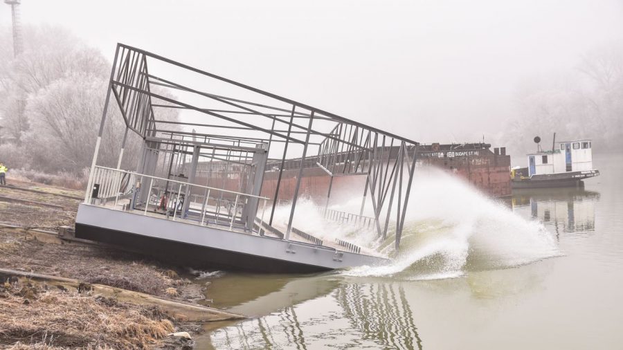 Vízre bocsátották a Tisza leghosszabb úszó kikötőjét: májustól a Partfürdőn szolgál
