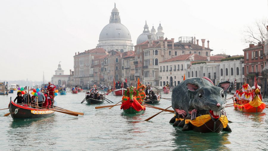 Hajós felvonulással kezdődött meg az idei velencei karnevál