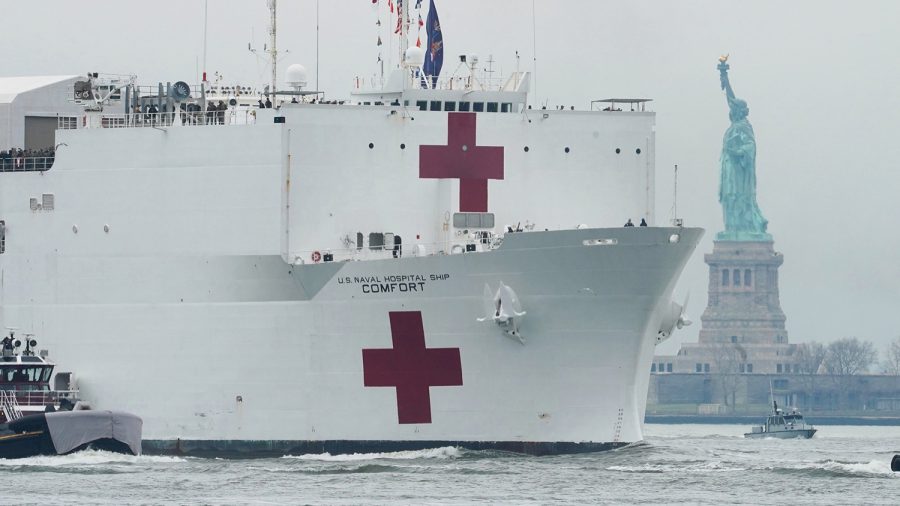 Megérkezett New Yorkba a világ legnagyobb korházhajója