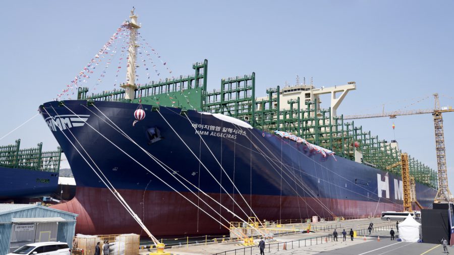 400 méter és 24 000 konténert szállít a világ legnagyobb konténerszállító hajója
