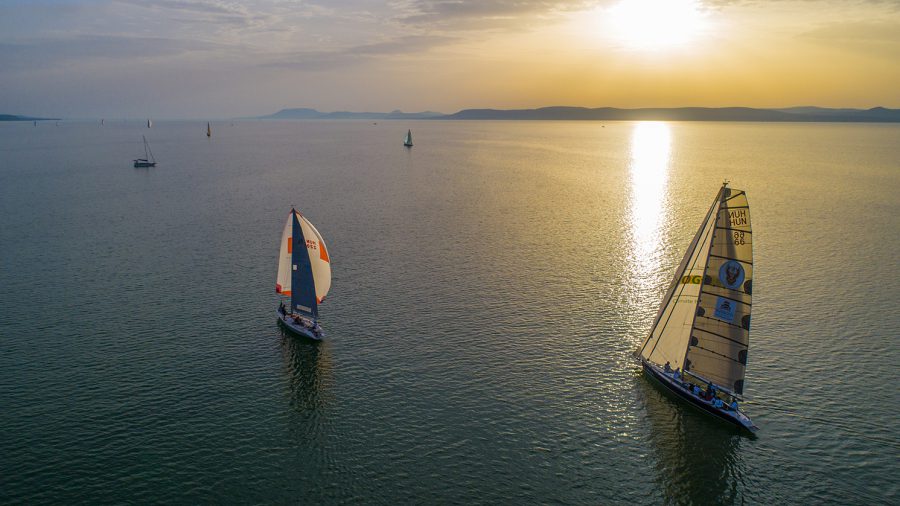Az éjszakai Ezüst szalag lesz az év első vitorlásversenye a Balatonon