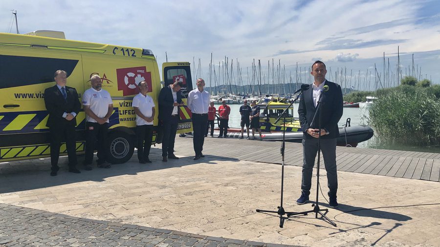 Gattyán György adományából vásároltak a vízimentők új mentőautót a Balatonra