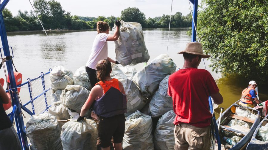 8,2 tonna szemetet szedtek ki a Tiszából a Pet Kupa résztvevői
