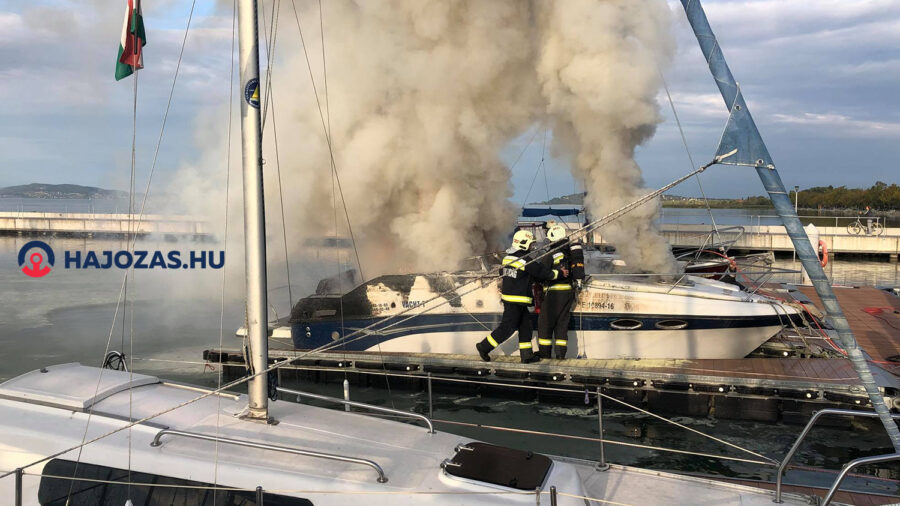 Kigyulladt egy motorcsónak a balatonfenyvesi kikötőben