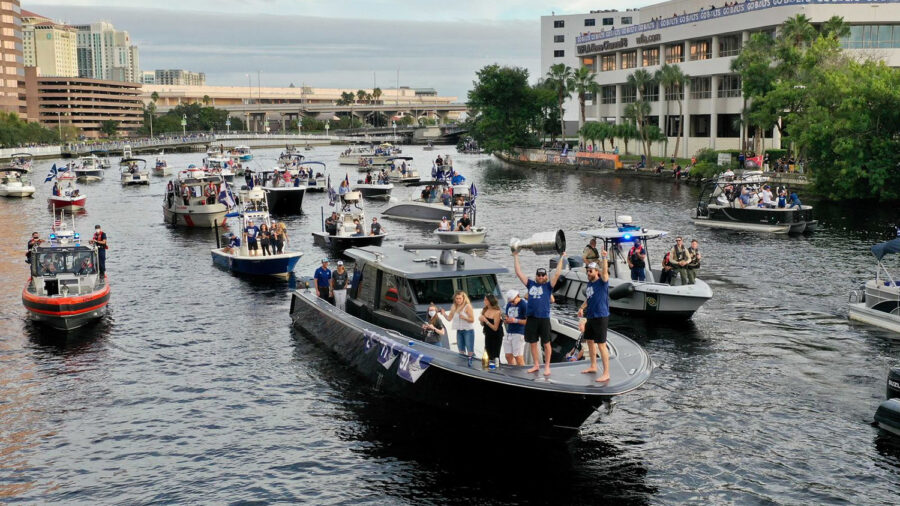 Hajós felvonulással ünnepelte NHL bajnoki címét a Tampa Bay