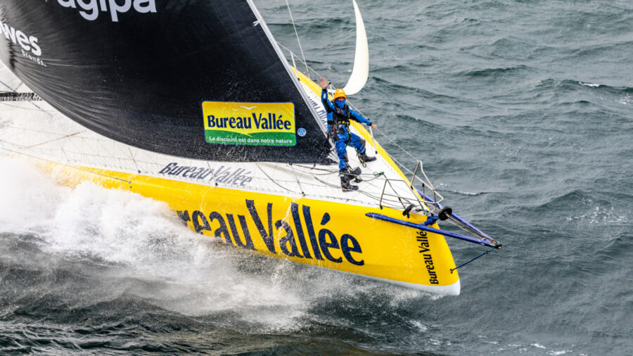 Vendée Globe: Louis Burton megáll hajót javítani