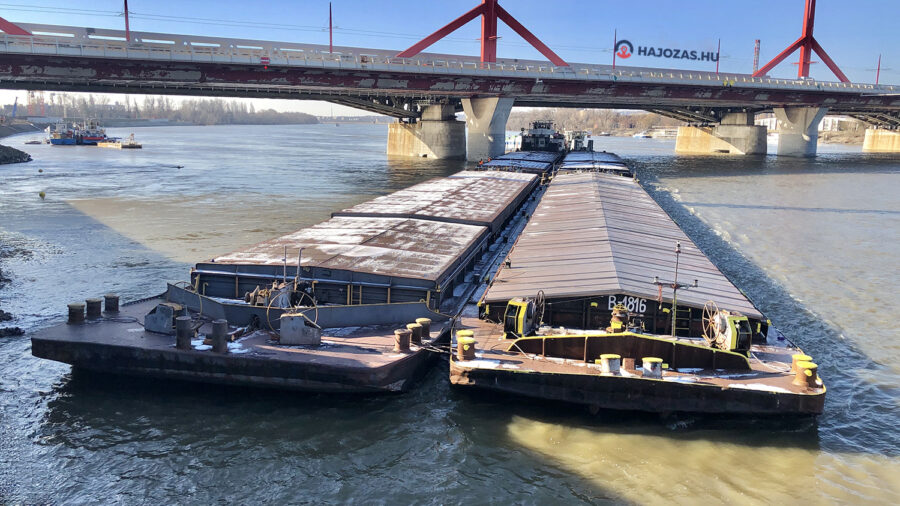 A Rákóczi hídnak ütközött egy hajó négy bárkával (fotók, videó)