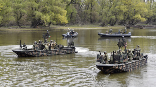 Amerikai hadihajók gyakorlatoznak a Duna budapesti szakaszán