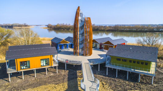 A kiskörei kikötőben 19 méteres kilátó épült négy lábasházzal a Tisza-tó partján
