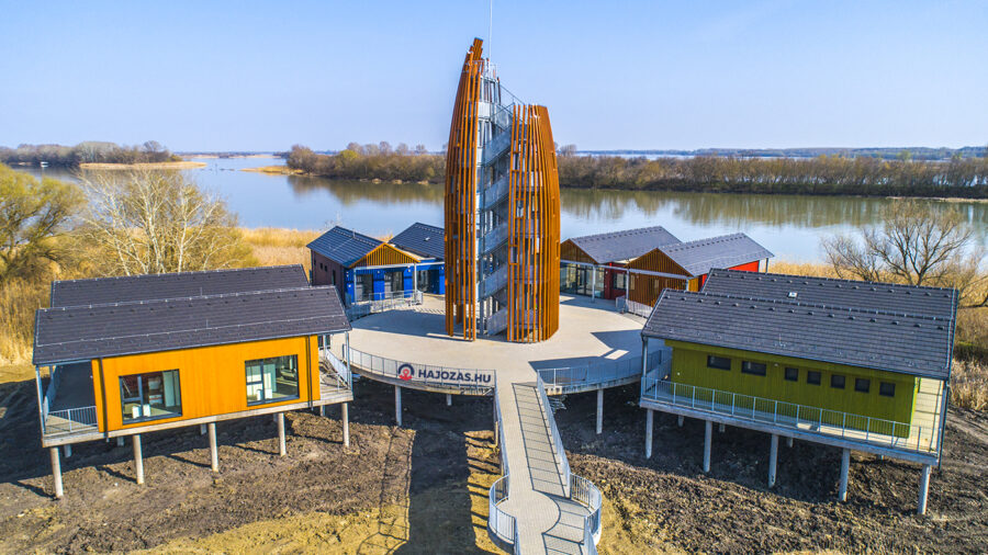 A kiskörei kikötőben 19 méteres kilátó épült négy lábasházzal a Tisza-tó partján