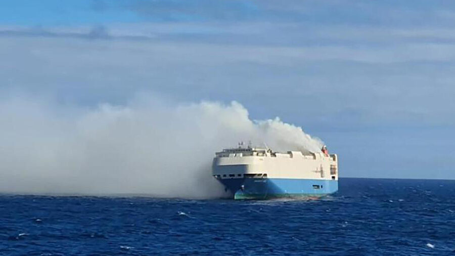 Luxusautókat szállító hajó ég az Atlanti-óceánon