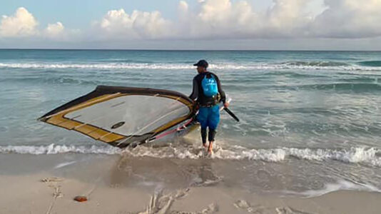 Egy kubai férfi Floridába szörfözött, mert gyógykezelésre van szüksége