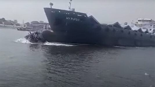 Hajóbaleset Bangladesben - teherhajó gázolt el egy utasokkal túlterhelt kompot