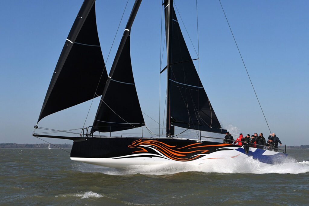 Az Infiniti 52 DSS rendszerrel 28 csomóval repül, mégis kényelmes