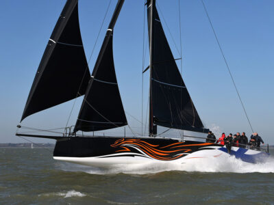 Az Infiniti 52 DSS rendszerrel 28 csomóval repül, mégis kényelmes