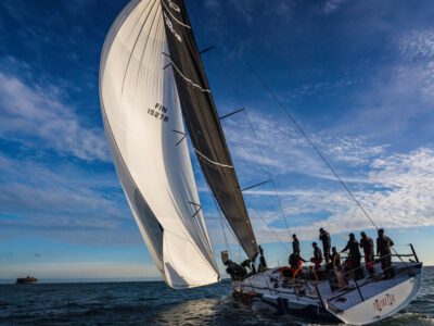 Az Infiniti 52 DSS rendszerrel 28 csomóval repül, mégis kényelmes