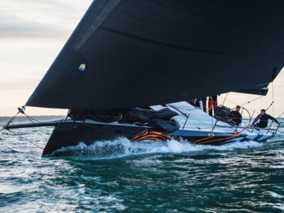 Az Infiniti 52 DSS rendszerrel 28 csomóval repül, mégis kényelmes