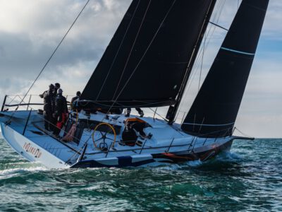 Az Infiniti 52 DSS rendszerrel 28 csomóval repül, mégis kényelmes