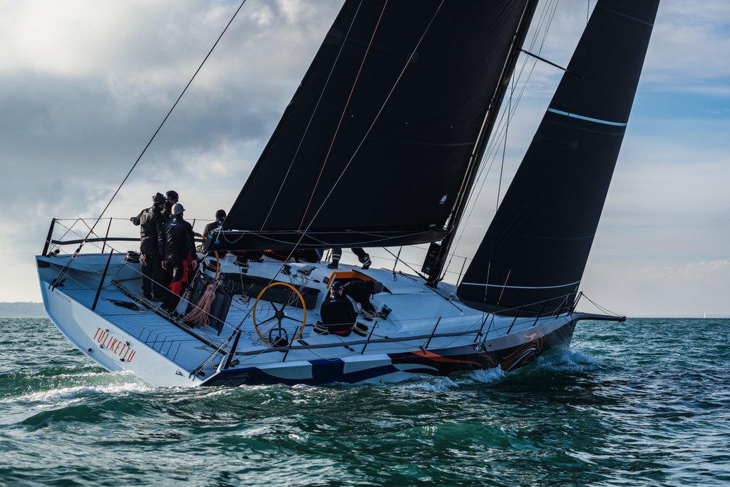 Az Infiniti 52 DSS rendszerrel 28 csomóval repül, mégis kényelmes