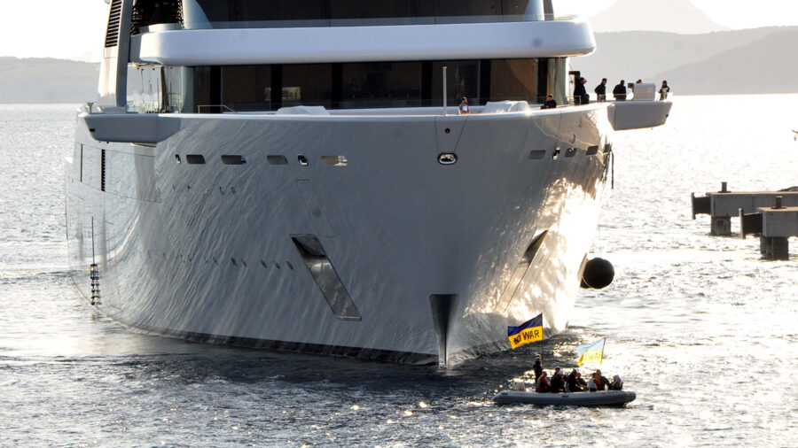 Gumicsónakkal próbálták megakadályozni Abramovics 140 méteres jachtjának kikötését