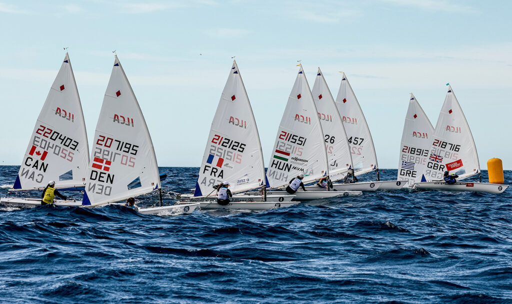 Éremfutam rajt: Mári biztonságosan, de jó helyen, jobbra GBR már az ellenfél GRE nyakán, a győztes CAN balra, elegáns békésen rajtol - Fotó: Sailing Energy / Princesa Sofía Mallorca