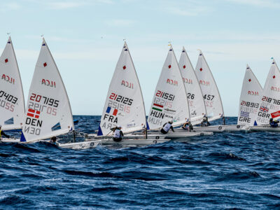 Éremfutam rajt: Mári biztonságosan, de jó helyen, jobbra GBR már az ellenfél GRE nyakán, a győztes CAN balra, elegáns békésen rajtol - Fotó: Sailing Energy / Princesa Sofía Mallorca