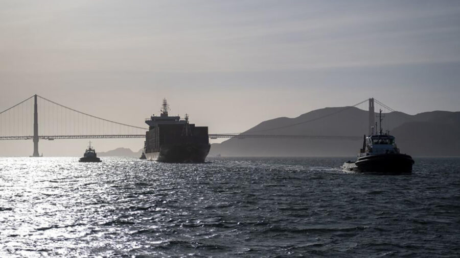 Sikeresen San Franciscóba vontatták a sodródó konténerhajót
