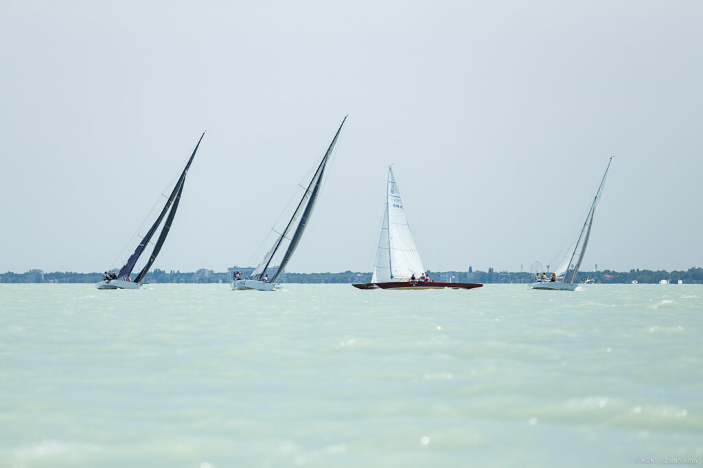 Hetvenesek mögött a Rabonbán 30-as - Fotó: Szántó Áron