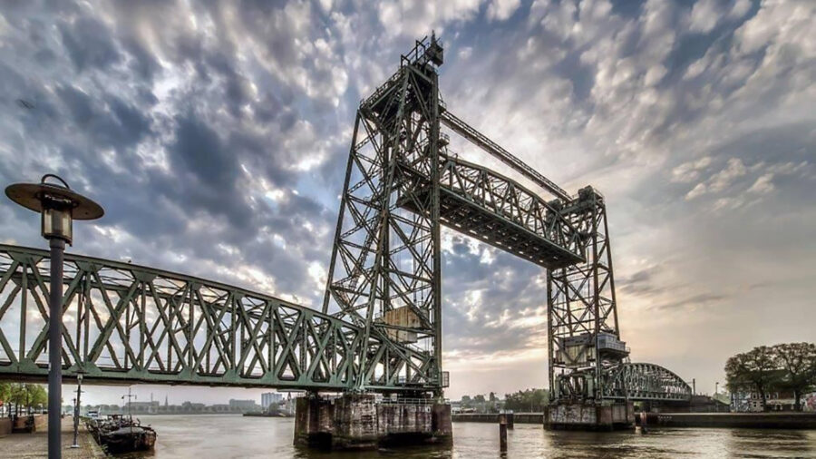 Mégsem bontják meg a hidat Rotterdamban a milliárdos Jeff Bezos hajója miatt