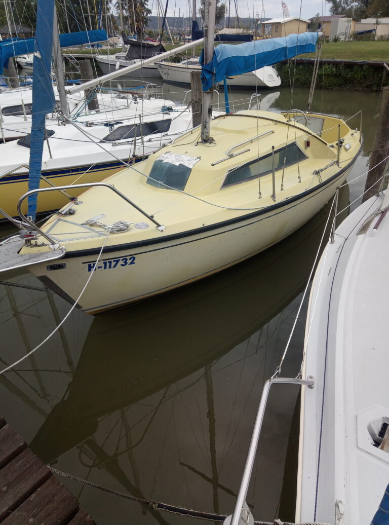 Svéd túravitorlás, keszthelyi kikötőhellyel eladó