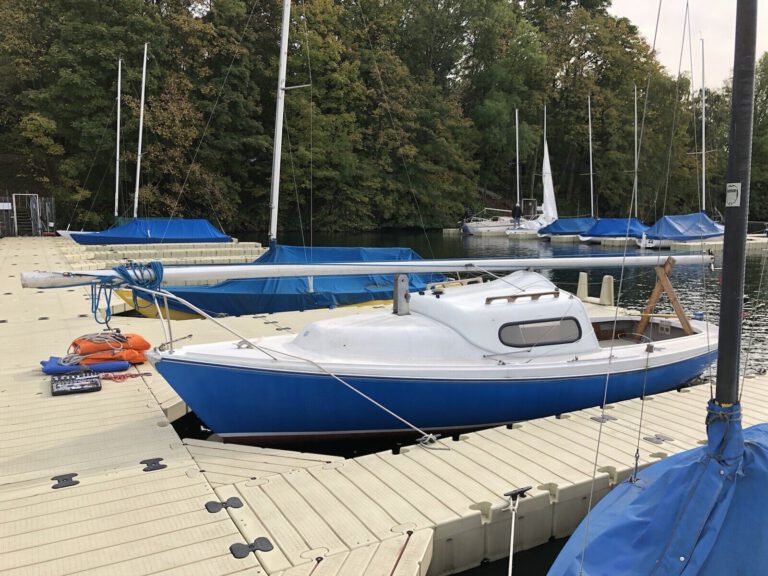 Dehler Varianta K3 vitorláshajó kikötői kocsival és elektromotorral