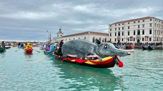 Hajófelvonulással kezdődött a velencei karnevál, február 21-ig várják a látogatókat
