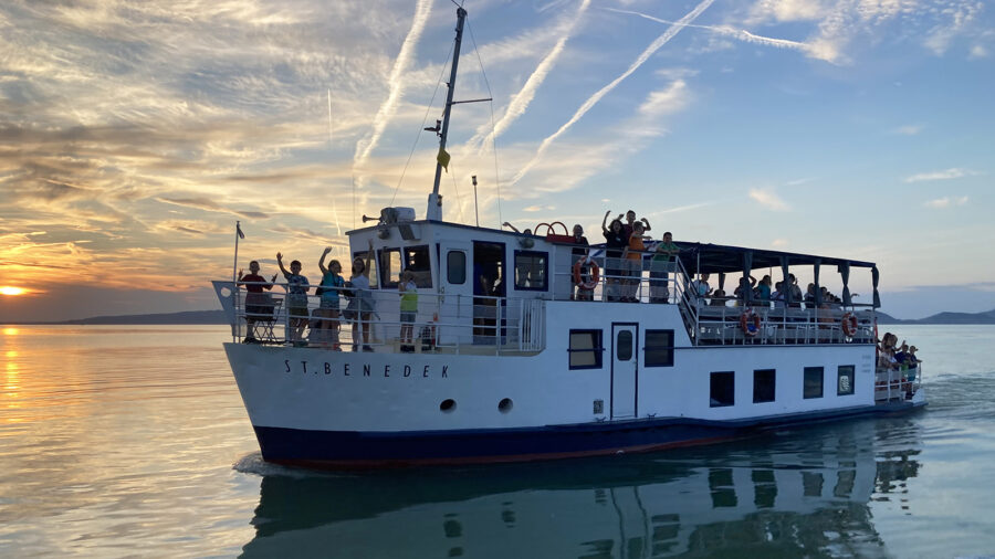 Menetrend szerinti hajójárat indult Balatonfenyves és Szigliget között