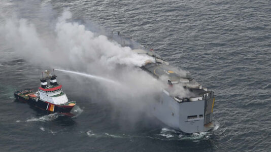 Csökkent a tűz, arrébb vontatták a még mindig égő autószállító hajót