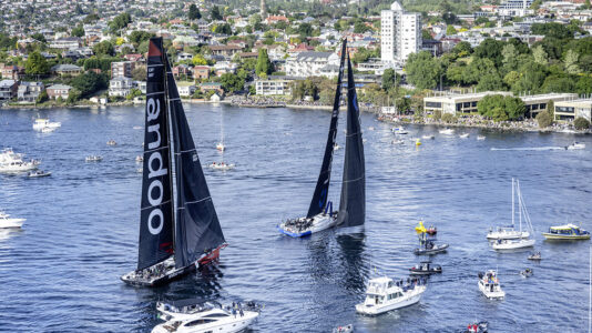 Rolex Sydney Hobart 2023 – 628 mérföldes táv legvégén előzés és győzelem másfél hajóhosszal