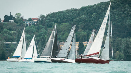 Szóló tókerülők nagy napja a Balatonon – Ma 70 hajó versenyez a Flex Fleet Klasszikus Egykezes versenyen