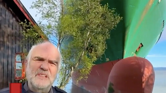 Teherhajó a veteményesben