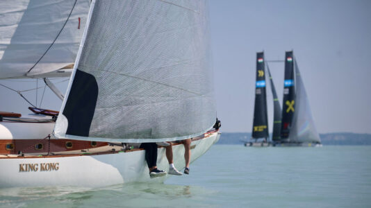 Kizárták a 2025-ös Fehér Szalagról az elsőként célba érő Fifty-Fiftyt