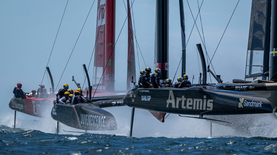 SailGP 2026 Perth – Jó szélben hektikus, szoros küzdelem, fogyatkozó mezőnnyel, hármas holtversennyel – a vasárnapi futamok élő közvetítése reggel  6-tól