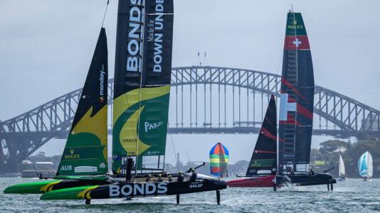 SailGP 2026 Sydney – Trükkös, gyengeszeles szombat – Élő közvetítés a vasárnap 7.30-tól